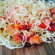 Спагетти с ветчиной и помидорами
