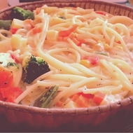Спагетти, запеченные с овощами в сливочном соусе