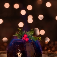 Староирландский фламбированный рождественский пудинг с виски и сухофруктами