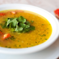 Суп из чечевицы с имбирем, томатами и кинзой