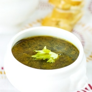 Суп из черной фасоли с перцами чипотле и кремом-фреш с жареными семенами кумина
