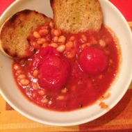 Суп из фасоли, томатов и шалфея с тостами