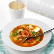 Суп из помидоров, фенхеля, трески и креветок
