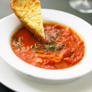 Суп из томатов с копченым беконом с чесночными гренками