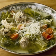 Суп с фрикадельками и салатом эскариоль