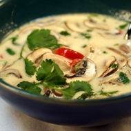 Суп с курицей и шампиньонами «по-тайски»
