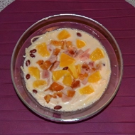 Суп со сливочным плавленым сыром, копченой курицей и апельсинами