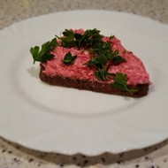 Свекла с куриным яйцом, плавленым сыром и майонезом