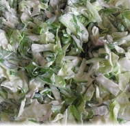 Свежий салат с огурцом, рукколой и салатом айсберг