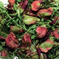 Теплый салат из баранины с рукколой, свекольными листьями и песто из кинзы и мяты