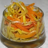 Теплый салат из моркови и лука-порея