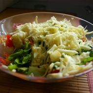 Теплый салат с подтаявшим сыром сулугуни