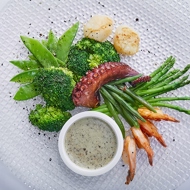 Теплый салат из морепродуктов с зелеными овощами от Жереми Урюти