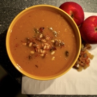 Тыквенный суп с яблоками, специями и изюмом