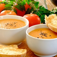 Томатный суп из запеченных помидор с чесночными тостами