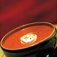 Томатный суп-пюре со сметаной и песто