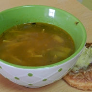 Томатный суп с чесночными булочками