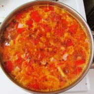 Томатный суп с фасолью, свининой и сосисками