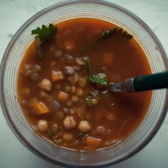 Томатный суп с пятью видами бобовых