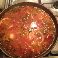 Томатный суп с мидиями и гребешками в воке