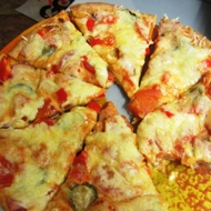Тонкая пицца с салями, помидорами и сладким перцем
