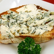 Тосты с пармезаном, голубым сыром и зеленым луком
