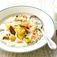 Традиционный финский сливочный суп с лососем (lohikeitto)