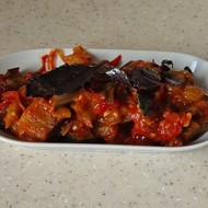 Тушеные баклажаны с помидорами и свежим базиликом