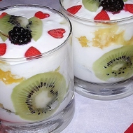 Творожный десерт со сметаной и фруктами