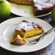 Творожный пирог с яблоками и сметаной