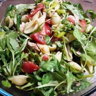 Тёплый салат из макарошек-кончиле, тунца и овощей