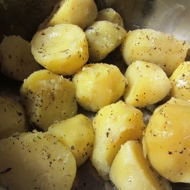 Вареный молодой картофель с петрушкой и оливковым маслом
