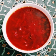Вегетарианский борщ с красной фасолью, заправкой из сладкого перца и томатов