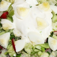 Весенний салат с редисом, огурцами и яйцами