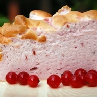 Воздушный белковый торт с ягодами