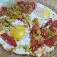 Яичница с тертым кабачком и помидором