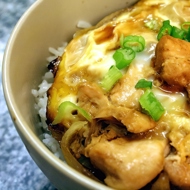 Японский омлет с рисом и курицей (оякодон)