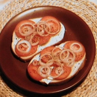 Закусочные бутерброды с помидором и луком