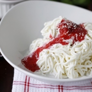 Замороженные спагетти с клубничным соусом