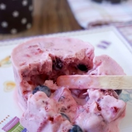 Замороженный десерт с натуральным йогуртом и ягодами