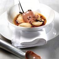 Запеченные груши с шоколадным мороженым и оливковым маслом