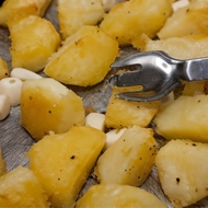 Запеченный картофель с чесноком и лимоном