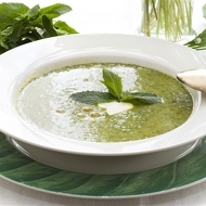 Зеленый крем-суп из шпината и мяты с паприковым маслом