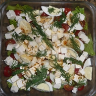 Зеленый салат с черри, яйцами и сыром