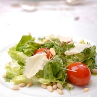 Зеленый салат с черри и кедровыми орешками