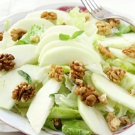 Зеленый салат с яблоками и орехами