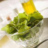 Зеленый салат с медовой заправкой