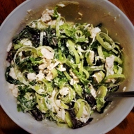 Зеленый салат с базиликом и курицей