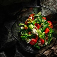 Зеленый салат с брынзой и клубникой