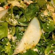 Зеленый салат с фасолью, грушей и бразильскими орехами